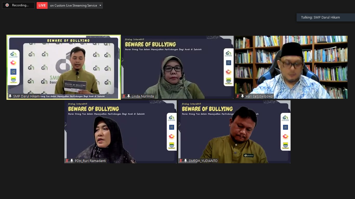 PEDULI PELAJAR: Para narasumber menekankan masalah bullying bagi siswa dalam dialog interaktif SMP Darul Hikam Kota Bandung, Sabtu (8/1).