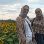 Pengunjung Taman Bunga Matahari, Nia Kurnia, 33, bersama saudarinya Novi Maharani, 27, di Desa Linggar, Kecamatan Rancaekek, Kabupaten Bandung. (Jabar Ekspres)