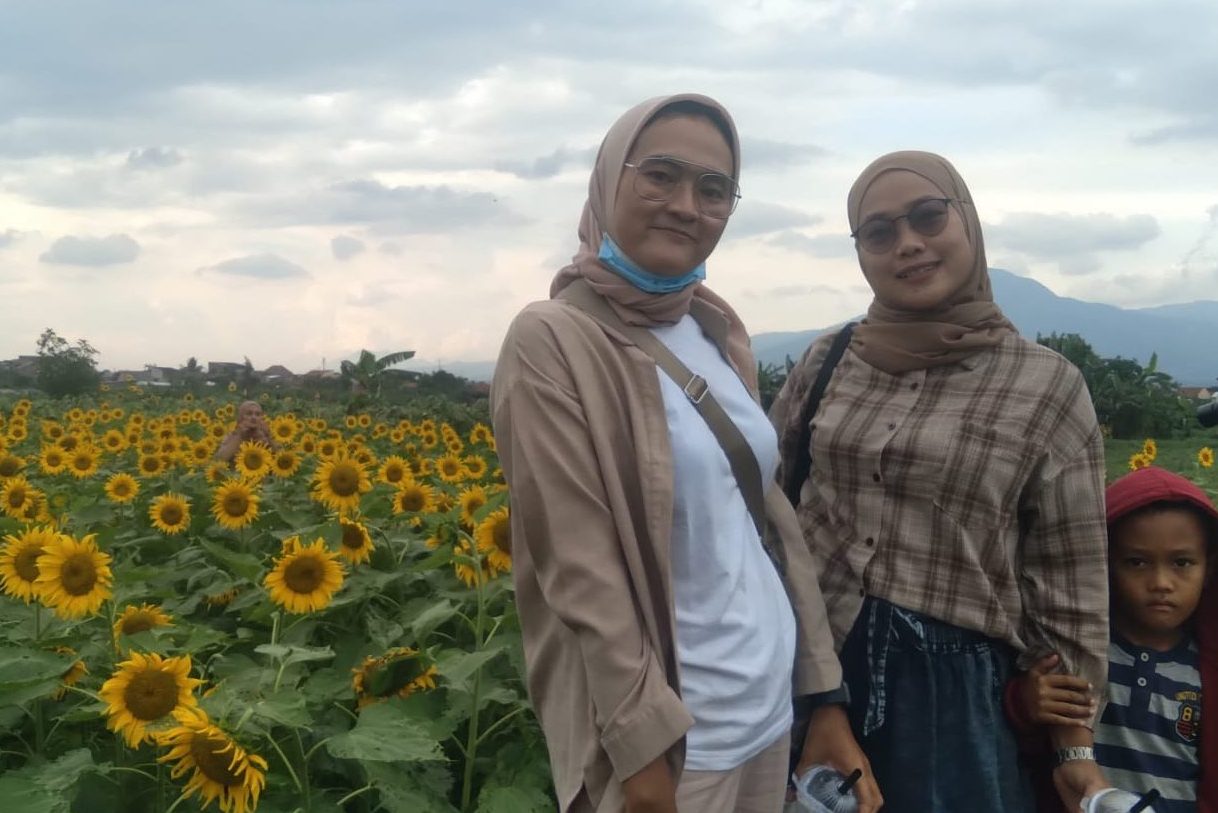 Pengunjung Taman Bunga Matahari, Nia Kurnia, 33, bersama saudarinya Novi Maharani, 27, di Desa Linggar, Kecamatan Rancaekek, Kabupaten Bandung. (Jabar Ekspres)