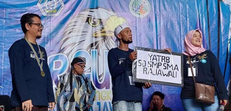 PERERAT SILATURAHMI: Para alumni SMP Rajawali Yayasan Attaqwa Rajawali Kota Bandung saat reuni, Minggu (9/1).