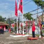 Ketua DPC PDI Perjuangan Kabupaten Bandung, Harjoko Sangganagara, saat upacara HUT ke 49 PDI Perjuangan di Lapangan Kantor DPC PDI Perjuangan Kabupaten Bandung, Senin (10/1). (Yully S Yulianty/Jabar Ekspres)