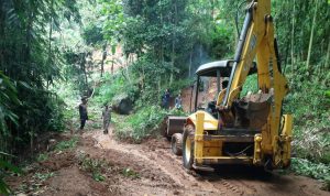 Alat berat Beko saat melakukan proses evakuasi material tanah akibat longsor di Desa Buana Mekar, Kecamatan Cibugel, Kabupaten Sumedang. (Istimewa)