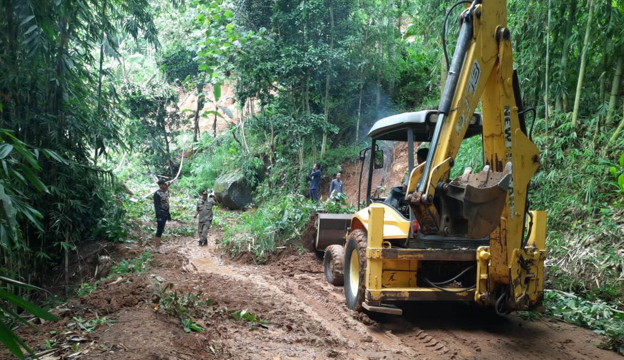 Alat berat Beko saat melakukan proses evakuasi material tanah akibat longsor di Desa Buana Mekar, Kecamatan Cibugel, Kabupaten Sumedang. (Istimewa)