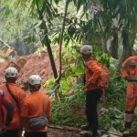 Ilustrasi: Proses evakuasi material tanah akibat longsor di Desa Buana Mekar, Kecamatan Cibugel, Kabupaten Sumedang oleh BPBD Kabupaten Sumedang. (Istimewa)