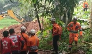 Ilustrasi: Proses evakuasi material tanah akibat longsor di Desa Buana Mekar, Kecamatan Cibugel, Kabupaten Sumedang oleh BPBD Kabupaten Sumedang. (Istimewa)