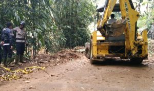 Alat berat berat beko saat didatangkan untuk bantu evakuasi material tanah akibat longsor di Cibugel, Sumedang. (Istimewa)