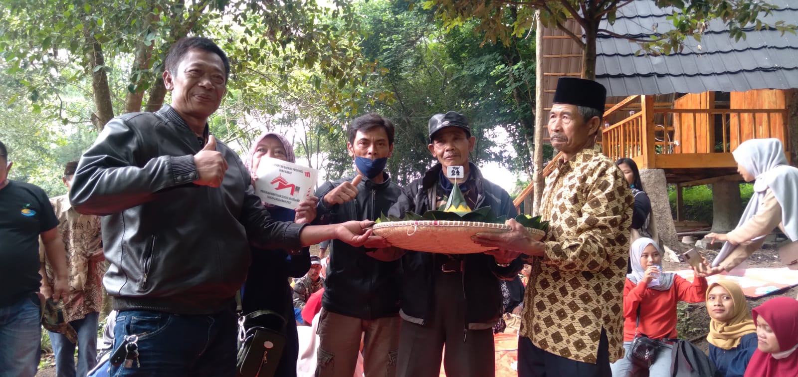 Dapat Program Rutilahu, Sebanyak 40 KK Warga Desa Cimanggung Panjatkan Puji Syukur