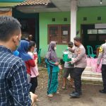 Polres Sumedang Bagikan Sembako Kepada Warga Terdampak Longsor yang terjadi di Desa Ciherang Kecamatan Sumedang Selatan