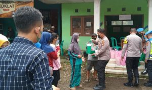 Polres Sumedang Bagikan Sembako Kepada Warga Terdampak Longsor yang terjadi di Desa Ciherang Kecamatan Sumedang Selatan