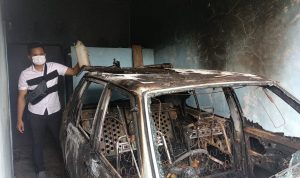 Kondisi mobil milik Endang Abdul Qadir yang tiba-tiba terbakar. (radartasik)