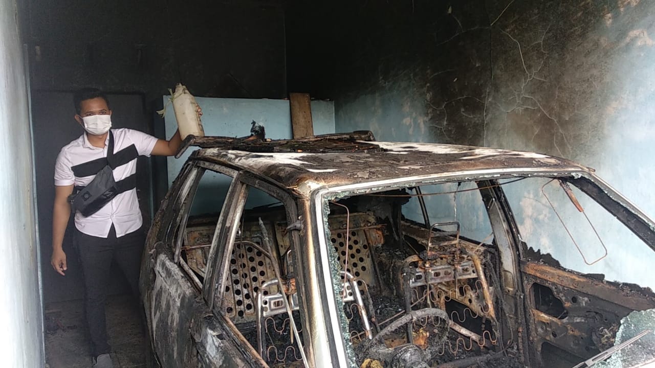 Kondisi mobil milik Endang Abdul Qadir yang tiba-tiba terbakar. (radartasik)