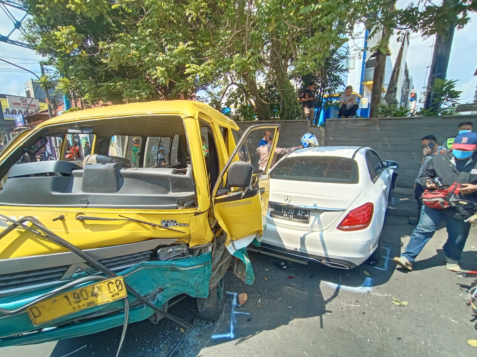 Tiga Kendaraan Terlibat Kecelakaan di Jalan Pasir Kaliki Kota Bandung