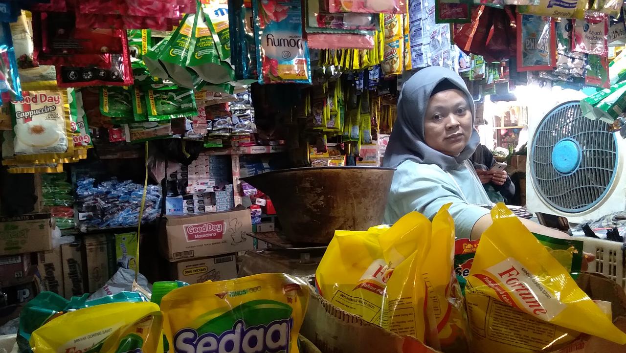 Pemilik Toko Sahabat, Rina, 41, pedagang minyak goreng di Pasar Parakan Muncang, Kecamatan Cimanggung, Kabupaten Sumedang. (Jabar Ekspres)