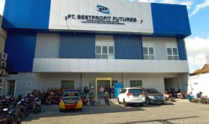 Perusahaan pialang PT Bestprofit Futures di geruduk ormas AMX, Jumat (21/1). (Foto: Sandi Nugraha/Jabar Ekspres)