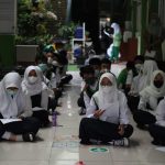 Dok. Puluhan Siswa SMP Assalam Kota Bandung, sedang mengantri untuk mengikuti pelaksanaan Swab acak. Selasa (25/1). Foto. Sandi Nugraha.