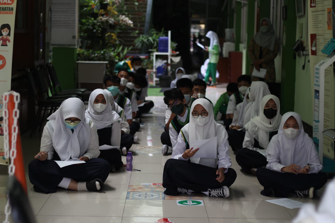 Dok. Puluhan Siswa SMP Assalam Kota Bandung, sedang mengantri untuk mengikuti pelaksanaan Swab acak. Selasa (25/1). Foto. Sandi Nugraha.