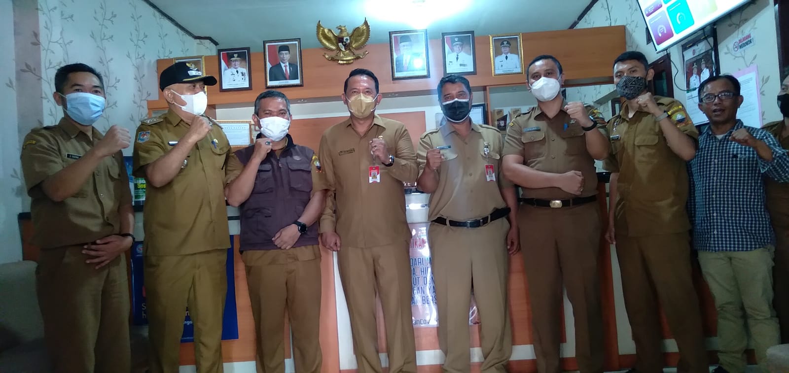 Analis Kebijakan Ahli Muda pada Direktorat Evaluasi Perkembangan Desa, Kustiyaman (tengah) saat lakukan pemantauan ke Desa Sayang, Jatinangor, Sumedang. (Jabar Ekspres)