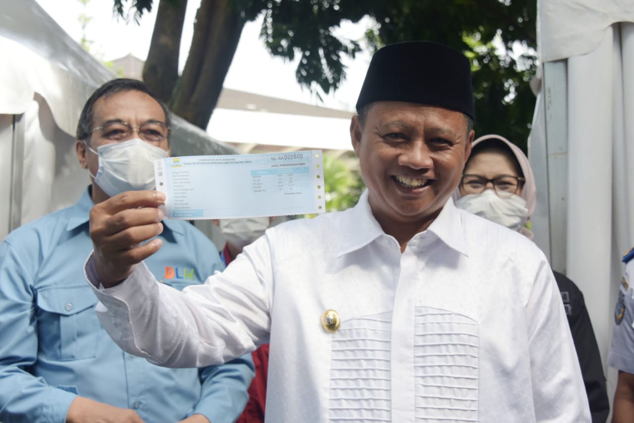 Wakil Gubernur Jawa Barat Uu Ruzhanul Ulum saat membuka Uji Emisi Kendaraan Gratis dan Mencanangkan Kawasan Emisi Bersih di Perkantoran Provinsi Jawa Barat di Parkir Barat Gedung Sate Kota Bandung, Selasa (25/1/2022). (Foto: Yana Imisiana/Biro Adpim Jabar)