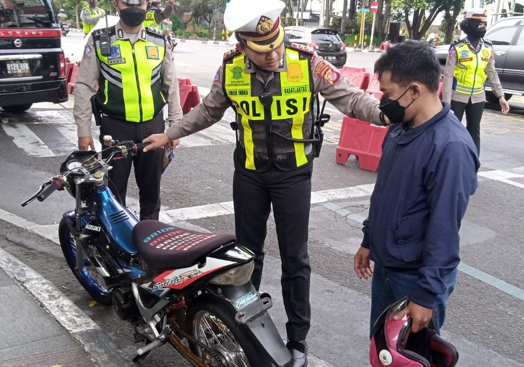 Satlantas Polrestabes Bandung saat tindak tegas pengendar yang menggunakan kenalpot bising. Rabu (26/1).