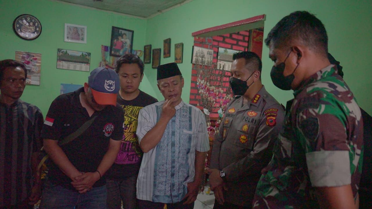 anggota TNI dan polisi mendatangi rumah Sertu Anumerta Mochamad Rizal Maulana Arifin, korban baku tembak dengan KKB di Papua.
