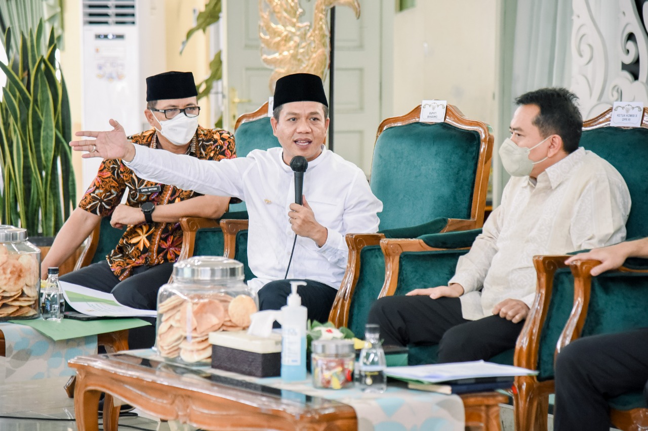 Bupati Bandung, Dadang Supriatna saat menerima Kunjungan Kerja (Kunker) Spesifik Komisi X DPR RI Bidang Pendidikan di Rumah Jabatannya, Soreang, Jumat (28/1).