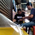 Anang Ruhiat, 27, penjual minyak goreng curah di Pasar Parakan Muncang, Kecamatan Cimanggung, Kabupaten Sumedang. (Jabar Ekspres)