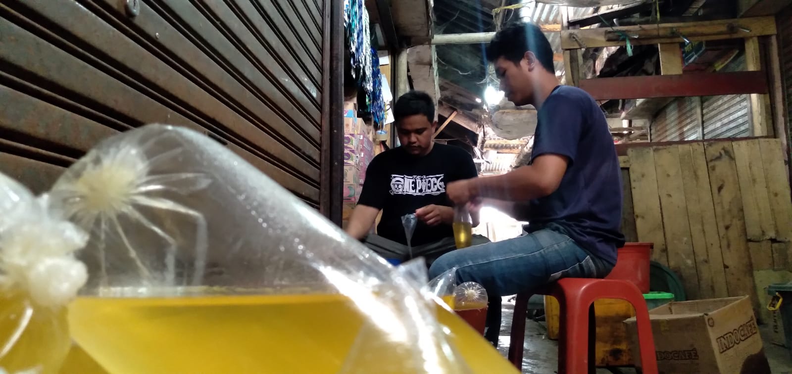 Anang Ruhiat, 27, penjual minyak goreng curah di Pasar Parakan Muncang, Kecamatan Cimanggung, Kabupaten Sumedang. (Jabar Ekspres)