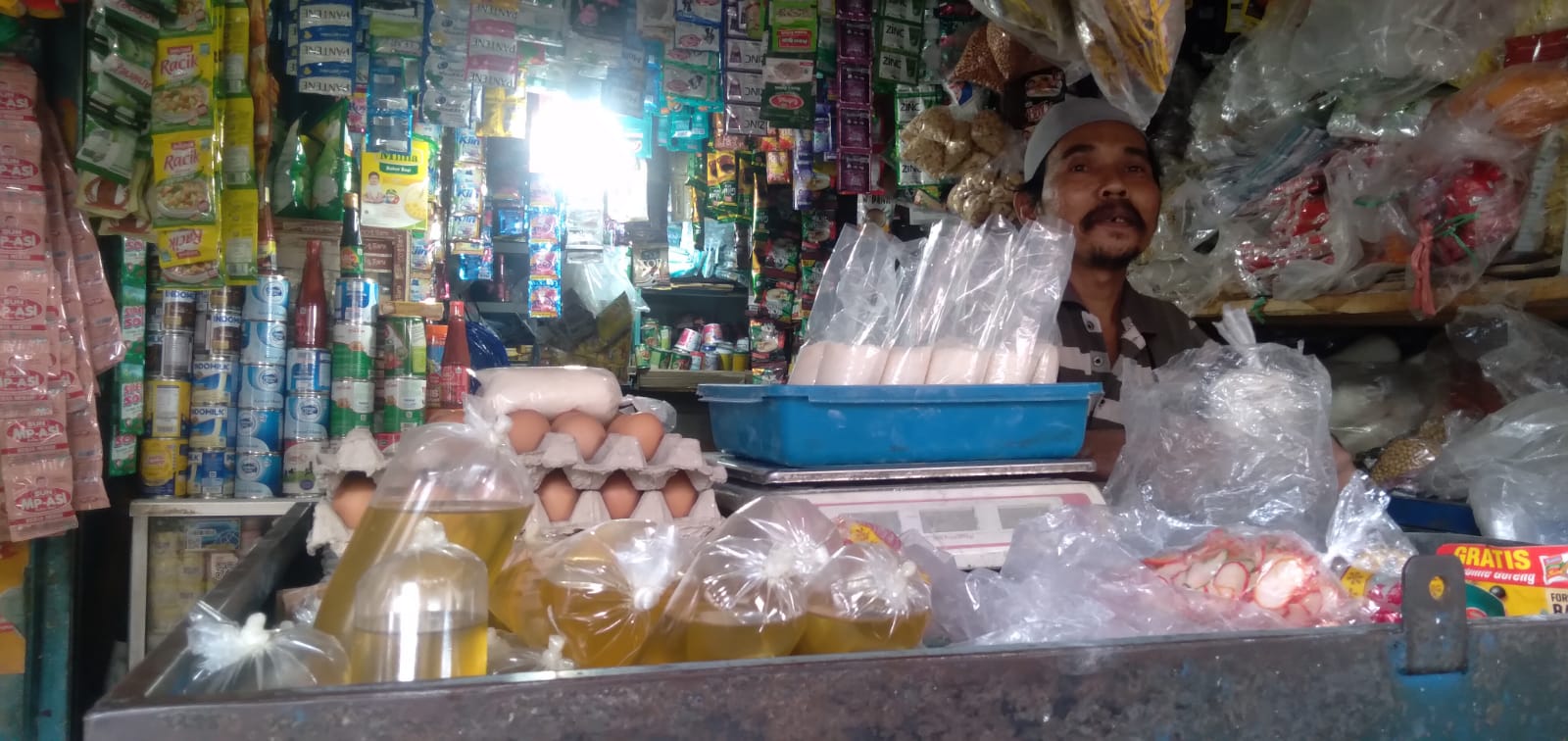 Karmita, 55, pedagang bahan pokok yang menjual minyak goreng di Pasar Parakan Muncang, Kecamatan Cimanggung, Kabupaten Sumedang. (Jabar Ekspres)