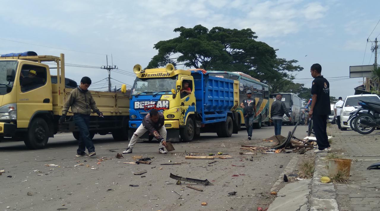 Mobil Pick Up Tabrak Pedagang Rujak dan Mobil yang Terparkir, Gerobak Hancur Tak Berbentuk