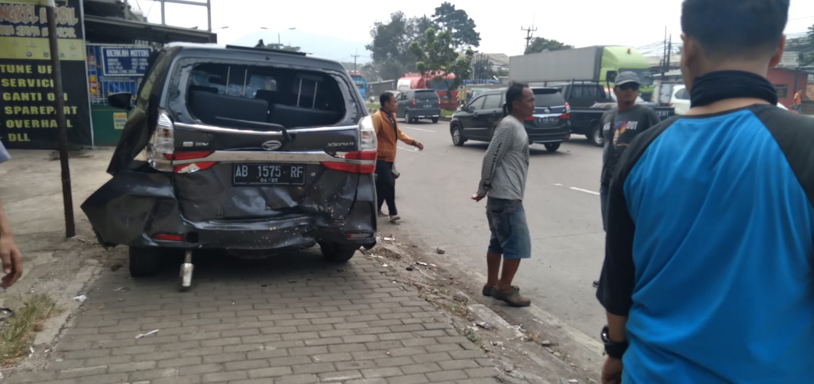 Mobil Pick Up Tabrak Pedagang Rujak dan Mobil yang Terparkir, Gerobak Hancur Tak Berbentuk