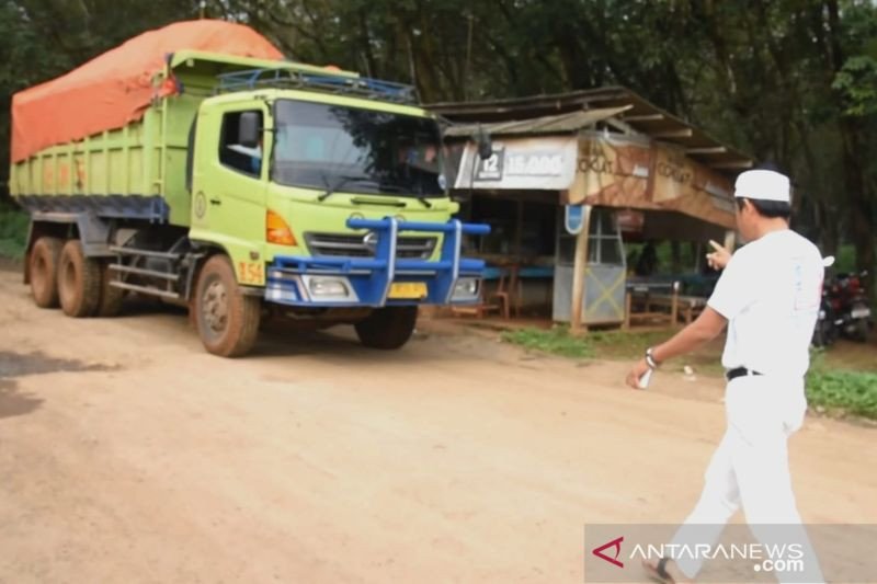 Anggota DPR RI Dedi Mulyadi mengamuk kepada sopir truk. (Foto: Antara)