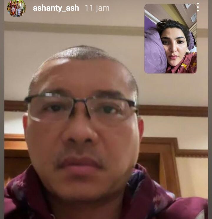 Anang Hermansyah terlihat melakukan Videocall untuk melihat kondisi Ashaty selama di karantina. foto: Tangkapan layar Instagram Ashanty_ash