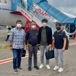 Menteri Pemuda dan Olahraga Republik Indonesia (Menpora RI) Zainudin Amali satu pesawat dengan pelatih timnas Indonesia, Shin Tae Yong di Bandara I Gusti Ngurah Rai, Bali, Senin (31/1). (Foto: Kemenpora/Istimewa)