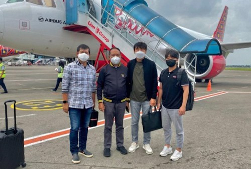 Menteri Pemuda dan Olahraga Republik Indonesia (Menpora RI) Zainudin Amali satu pesawat dengan pelatih timnas Indonesia, Shin Tae Yong di Bandara I Gusti Ngurah Rai, Bali, Senin (31/1). (Foto: Kemenpora/Istimewa)