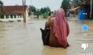 Tangkapan layar video, Bidan Desa menerabas banjir demi menolong persalinan di Cirebon.