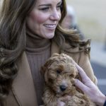 Kate Middleton Tampil Matching Pakai Gaun Cokelat sambil Gendong Anak Anjing. (jawapos/istimewa)