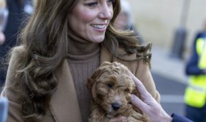 Kate Middleton Tampil Matching Pakai Gaun Cokelat sambil Gendong Anak Anjing. (jawapos/istimewa)