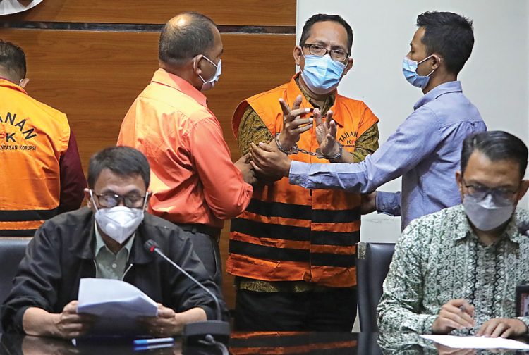 Ilustrasi: Hakim Itong Isnaeni Hidayat (tiga dari kanan) berteriak-teriak menolak disebut menerima suap saat rilis pers di gedung KPK tadi malam. (FEDRIK TARIGAN/JAWA POS)
