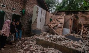 Ilustrasi - Warga melihat kondisi rumah yang rusak akibat gempa di Kadu Agung Timur, Lebak, Banten, Jumat (14/1/2022). ANTARA FOTO/Muhammad Bagus Khoirunas/rwa