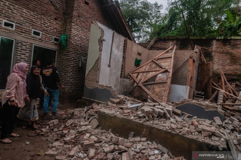 Ilustrasi - Warga melihat kondisi rumah yang rusak akibat gempa di Kadu Agung Timur, Lebak, Banten, Jumat (14/1/2022). ANTARA FOTO/Muhammad Bagus Khoirunas/rwa