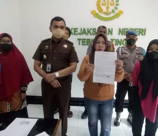 Tri Penny Restuningtyas, wanita yang mengaku istri Kajari Tebingtinggi, Sumatera Utara. (Foto:posmetromedan)