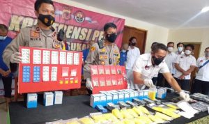 Jajaran Polres Sukabumi memperlihatkan barang bukti puluhan ribu obat keras ilegal beserta ganja kering dan sabu-sabu yang disita dari enam tersangka menjelang perayaan Tahun Baru 2022. ANTARA/HO-Supriadi Edo
