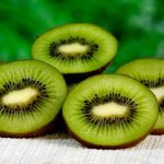 Kiwi, salah satu buah yang dapat meningkatkan trombosit. (Pixabay)