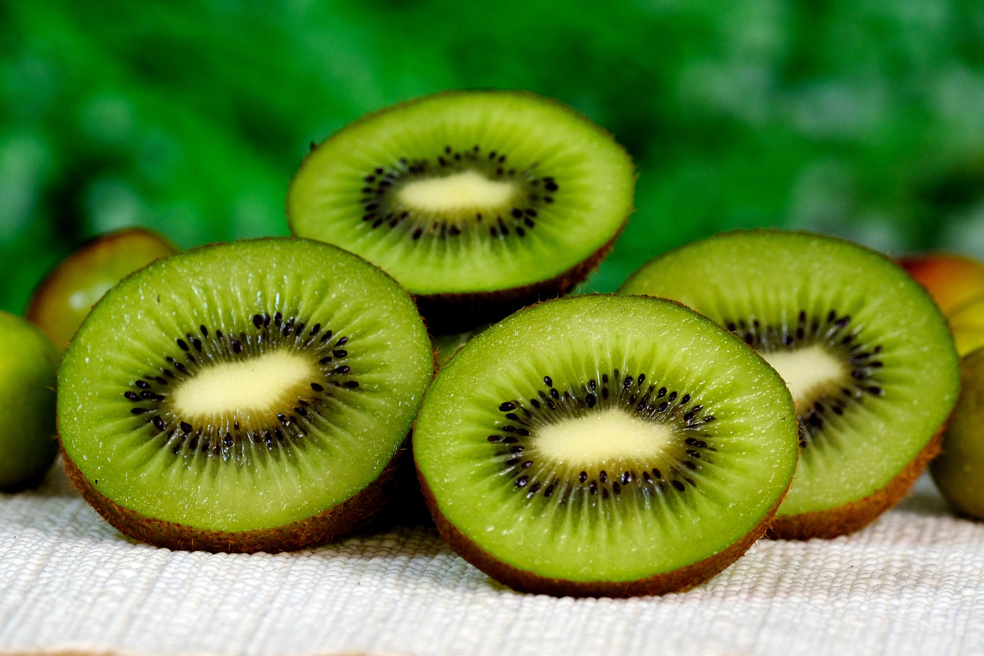 Kiwi, salah satu buah yang dapat meningkatkan trombosit. (Pixabay)