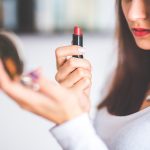 Ilustrasi wanita memakai lipstik agar bibir tidak terlihat gelap. (Pixabay)