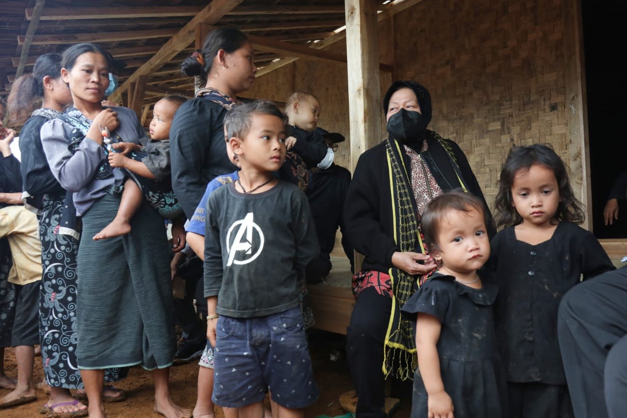 Caption: Mensos Tri Rismaharini berbincang dengan masyarakat Suku Baduy, Kamis (21/1). (Foto: Humas Kemensos/jpnn)