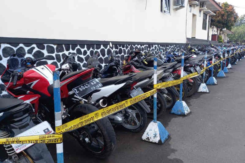 Ratusan sepeda motor berknalpot bising yang diamankan oleh Polres Majalengka, Jawa Bat. (ANTARA/HO-Humas Polres Majalengka)