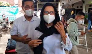 Nurul Arifin ditemani suaminya,Mayong Suryo Laksono, menyampaikan keterangan ihwal meninggalnya Maura di rumah duka yang terletak di bilangan Depok Jawa Barat Selasa (25/1). (Abdul Rahman/JawaPos.com)