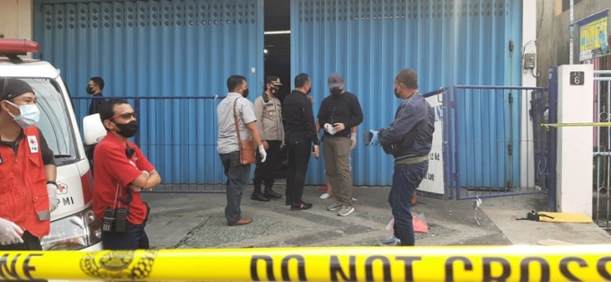 MISTERIUS: Olah TKP kasus pembunuhan di ruko Jalan Manukan Taman, Surabaya. (MAHRUS/RADAR SURABAYA)