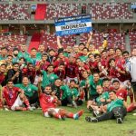 Pemain dan tim pelatih Timnas Indonesia berfoto bersama seusai pengalungan medali Piala AFF 2020 di National Stadium, Singapura, Sabtu (1/1/2022). ANTARA FOTO/Flona Hakim/app/hp.